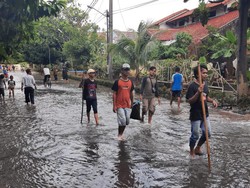 Banjir di Perumahan Bekasi Timur Mulai Surut, Warga Ramai-ramai Cari Ikan