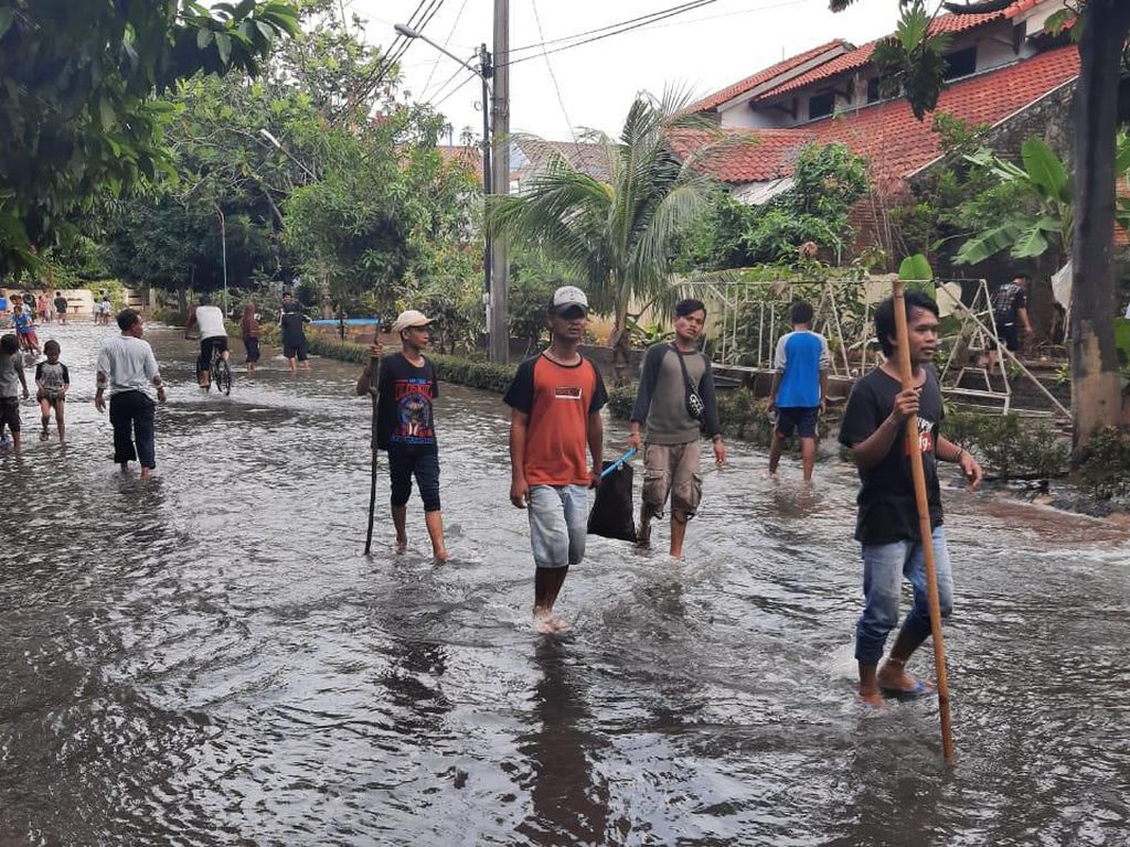 Banjir di Perumahan Bekasi Timur Mulai Surut, Warga Ramai-ramai Cari Ikan Banjir di Perumahan Bekasi Timur Mulai Surut, Warga Ramai-ramai Cari Ikan