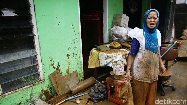 Warga Bidara Cina Jaktim Ramai-ramai Bersihkan Rumah