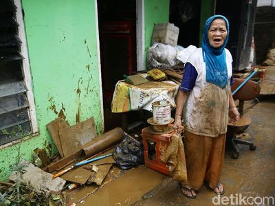 Warga Bidara Cina Jaktim Ramai-ramai Bersihkan Rumah