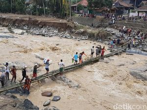 Banjir Bandang Terjadi di Bogor: Jembatan-Belasan Rumah Hanyut