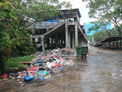 Tak Cuma di Jalanan, Sampah Juga Bertumpuk di Area Lapangan Merdeka Medan