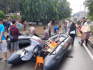 Bekasi Timur Banjir, Warga Mengungsi ke Tenda di Jalanan