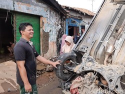 Rian Pasrah Mobilnya Jungkir Balik Timpa Mobil Lain Imbas Banjir Bekasi