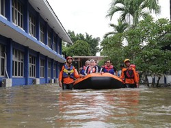 Terobos Banjir Pakai Perahu Karet, Menaker Tinjau BBPLK Bekasi