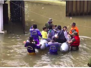 Putri Rian DMasiv Trauma dengan Banjir