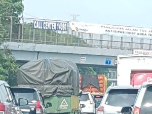 Cerita Pengendara Terjebak Macet 8 Jam Akibat Tol Cikampek Banjir