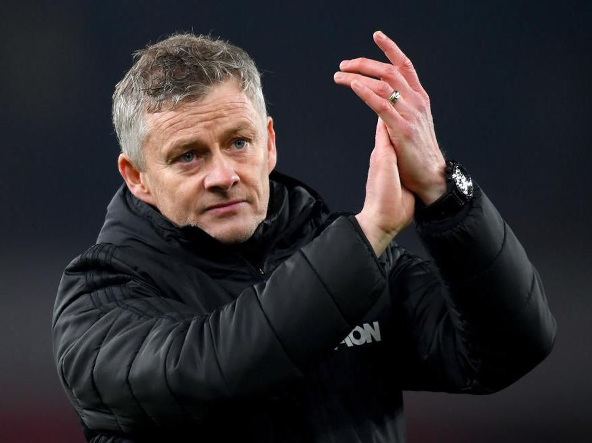 Robin van Persie kecewa dengan sikap Ole Gunnar Solskjaer yang terlihat masih tersenyum usai MU kalah dari Arsenal (Foto: Clive Mason/Getty Images)
