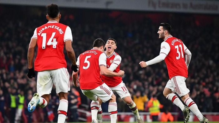 Arsenal - MU LONDON, ENGLAND - JANUARY 01: Sokratis Papastathopoulos of Arsenal celebrates with Lucas Torreira of Arsenal after scoring his teams second goal during the Premier League match between Arsenal FC and Manchester United at Emirates Stadium on January 01, 2020 in London, United Kingdom. (Photo by Clive Mason/Getty Images)