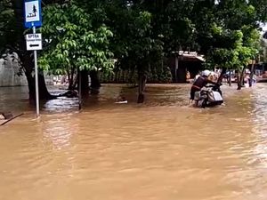 Penampakan Banjir Merendam Puri Indah Raya Penampakan Banjir Merendam Puri Indah Raya