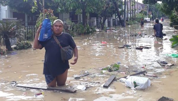 Banjir di Kemang IFI Bekasi Surut, Sampah Muncul