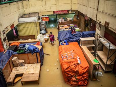 Begini Suasana di Pasar Jatinegara yang Terendam Banjir