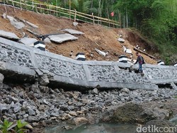 Plengsengan Baru Dibangun di Trenggalek Ambrol, Bupati: Ada Kelalaian