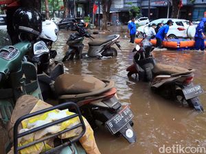 J&T Tunda Pengiriman Barang ke Lokasi Terdampak Banjir J&T Tunda Pengiriman Barang ke Lokasi Terdampak Banjir