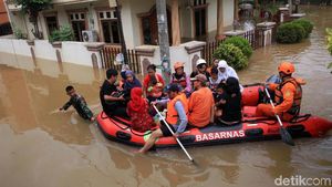 Perahu Karet Hilir Mudik Evakuasi Warga Ciledug Indah