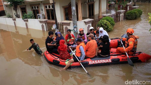 Perahu Karet Hilir Mudik Evakuasi Warga Ciledug Indah