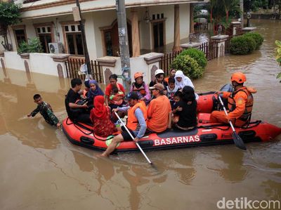 Perahu Karet Hilir Mudik Evakuasi Warga Ciledug Indah