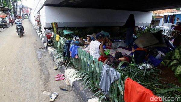 Banjir, Warga Rawajati Mengungsi di Kolong Jembatan