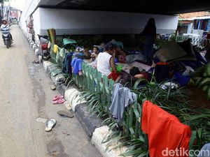 Banjir, Warga Rawajati Mengungsi di Kolong Jembatan Banjir, Warga Rawajati Mengungsi di Kolong Jembatan