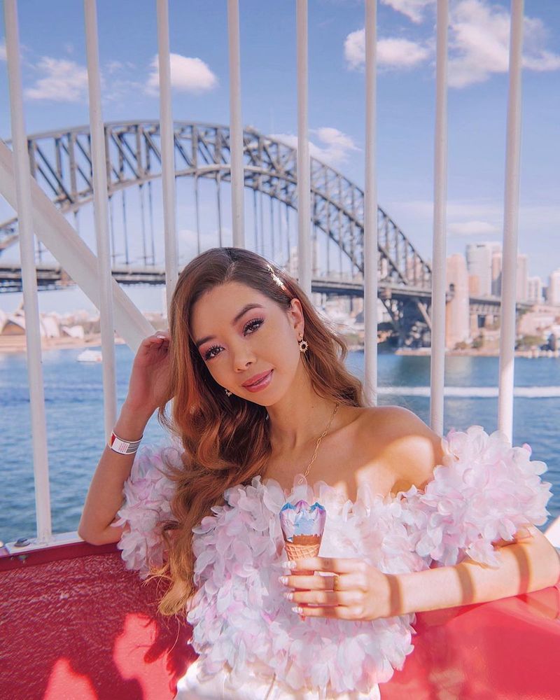 Sepanjang 2019, perempuan Australia berusia 25 tahun ini disebut The Sun sudah mendapatkan sekitar 1,1 juta dolar Australia berkat kerjaannya berkeliling dunia secara gratis. (Foto: Instagram @taramilktea)