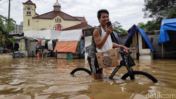 Banjir Menggenang, Senyumku Tak Akan Hilang
