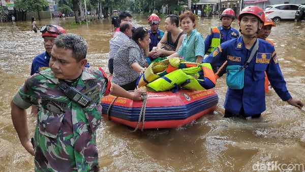 Aksi Petugas Gabungan Evakuasi Korban Banjir di Kemayoran