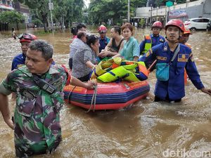 Aksi Petugas Gabungan Evakuasi Korban Banjir di Kemayoran Aksi Petugas Gabungan Evakuasi Korban Banjir di Kemayoran