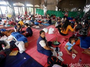 Ratusan Warga Cipinang Melayu Mengungsi di Kampus Borobudur Ratusan Warga Cipinang Melayu Mengungsi di Kampus Borobudur