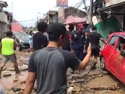 Cerita Pemilik Honda Brio, Mobil Ringsek Terseret Banjir di Bekasi