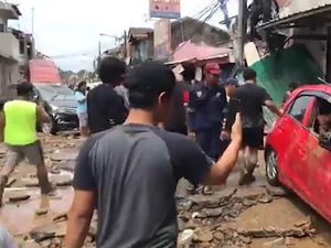 Cerita Pemilik Honda Brio, Mobil Ringsek Terseret Banjir di Bekasi Cerita Pemilik Honda Brio, Mobil Ringsek Terseret Banjir di Bekasi