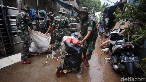 TNI-Warga Bersihkan Sampah Sisa Banjir di Cipinang Melayu