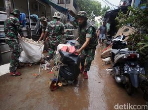 TNI-Warga Bersihkan Sampah Sisa Banjir di Cipinang Melayu TNI-Warga Bersihkan Sampah Sisa Banjir di Cipinang Melayu