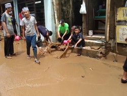 Banjir Mulai Surut di Rawajati Jaksel, Warga Bersihkan Lumpur di Rumah