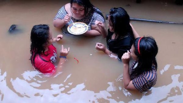 Kisah Netizen yang Tetap Kulineran Meskipun Dikepung Banjir