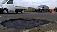 Penampakan Jalan Tol Pemalang-Batang yang Berlubang