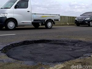 Penampakan Jalan Tol Pemalang-Batang yang Berlubang Penampakan Jalan Tol Pemalang-Batang yang Berlubang