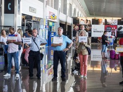 Bandara Ini Larang Jemput Orang Sambil Angkat-angkat Kertas