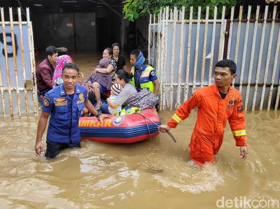 Evakuasi Korban Banjir di Kawasan Pasar Baru