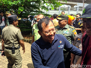 Menkes Terawan Ingatkan Cuci Tangan ke Pengungsi Korban Banjir