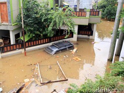 Korban Banjir di Ciledug Indah Keluhkan Tak Ada Air Bersih di Posko
