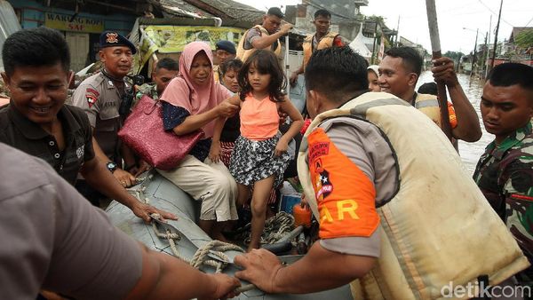 Balita dan Anak-anak Dievakuasi dari Kepungan Banjir di Bekasi