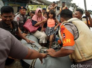 Balita dan Anak-anak Dievakuasi dari Kepungan Banjir di Bekasi Balita dan Anak-anak Dievakuasi dari Kepungan Banjir di Bekasi