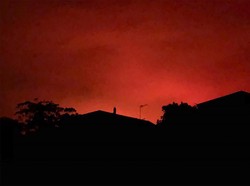 Penampakan Langit Merah Darah Australia dari Kokpit Pesawat