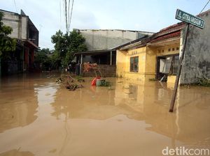 Sungai Cikeas Meluap, Perumahan di Bekasi Terendam Banjir