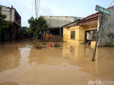 Sungai Cikeas Meluap, Perumahan di Bekasi Terendam Banjir
