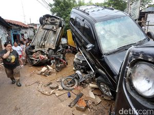 Melihat Lagi Mobil Jungkir Balik Hingga Menumpuk di Bekasi Melihat Lagi Mobil Jungkir Balik Hingga Menumpuk di Bekasi