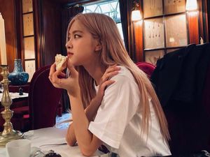 Liburan ke Bali, Ini Pesona Rose BLACKPINK Saat Cicip Roti hingga Permen