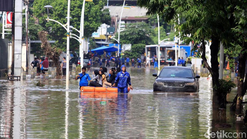 Penampakan Kawasan Kemang yang Masih Terendam Banjir Penampakan Kawasan Kemang yang Masih Terendam Banjir