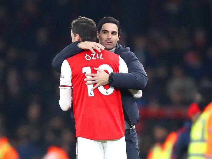 LONDON, ENGLAND - JANUARY 01: Mikel Arteta, Manager of Arsenal embraces Mesut Ozil of Arsenal after the Premier League match between Arsenal FC and Manchester United at Emirates Stadium on January 01, 2020 in London, United Kingdom. (Photo by Julian Finney/Getty Images)