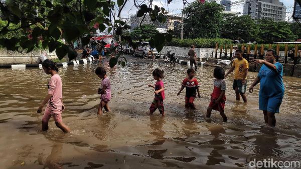 Melihat Aktivitas Warga Kemayoran di Saat Banjir